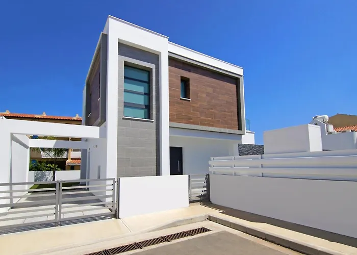 Megan Villa Protarász